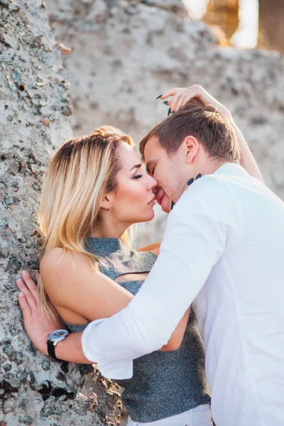 Casal apaixonado se divertindo na incrível praia tropical paradisíaca. Modelo sexy e seu homem bonito desfrutando da hora de verão  . — Fotografia de Stock