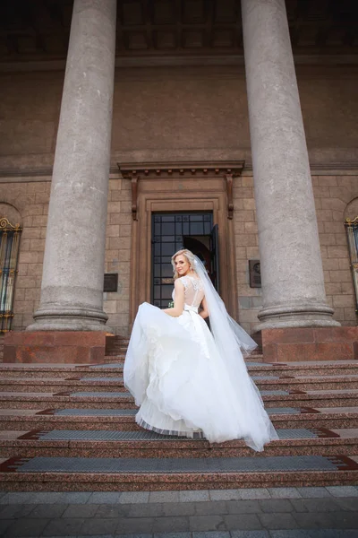 Hermosa novia feliz al aire libre. Hermosa novia con ramo de flores al aire libre. Hermosa novia posando en su día de boda — Foto de Stock