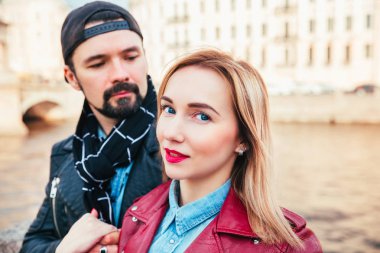 Genç alternatif şık iki şehir içinde. Bisikletçileri severler. Hipsters seviyorum. Rock tarzı.