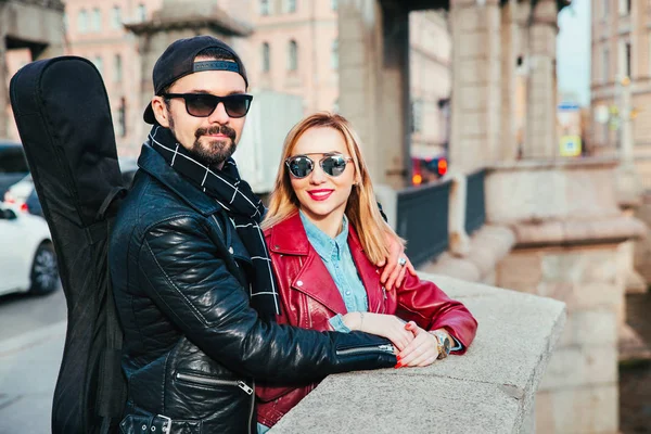 Güzel çift güneş gözlüğü City köprüde. Rock tarzı .