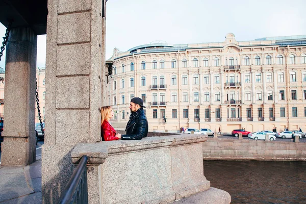 Beau couple en lunettes de soleil sur le pont en ville. Style rock  . — Photo