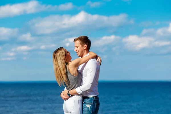 Ungt par njuter på en strand. Romantiska par i kärlek — Stockfoto