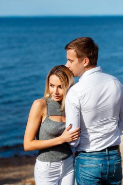 Sahilde erkek arkadaşı olan güzel kadın