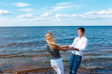 Gülüyor ve kumsalda gülümseyen eğleniyor aşık Çift