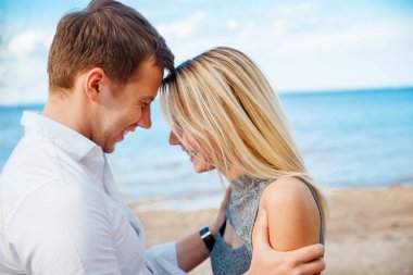 Romantik genç çift ayakta baş Beach
