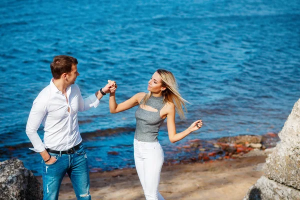 Couple amoureux s'amuser à rire et sourire à la plage — Photo