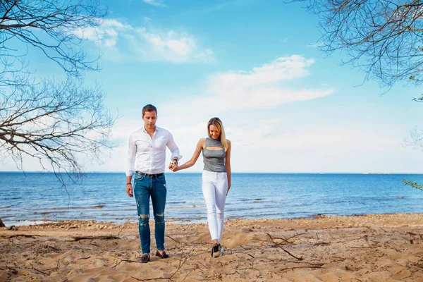 Jeune couple marchant sur la plage. Couple romantique amoureux — Photo