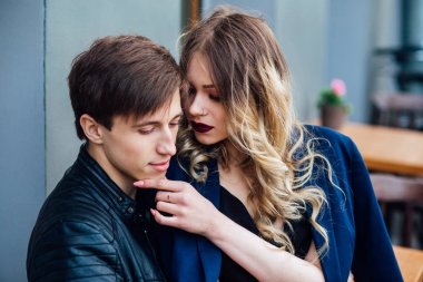 şık hipster çift Cafe açık. seksi iki şehir içinde portresi