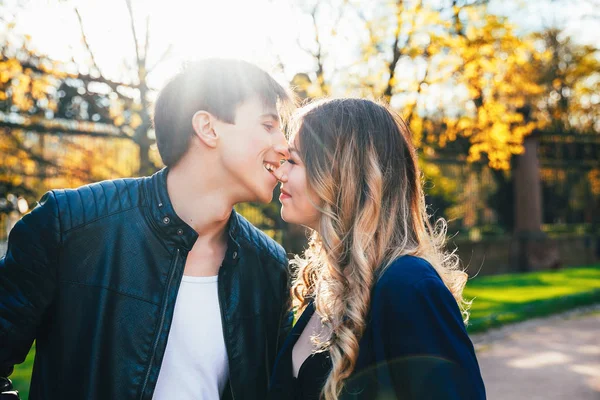 Portret van vriendje zoenen meisje op neus buiten close-up. — Stockfoto