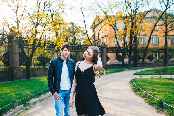 Elegante casal hipster ao ar livre. Casal jovem em verão de cidade — Fotografia de Stock
