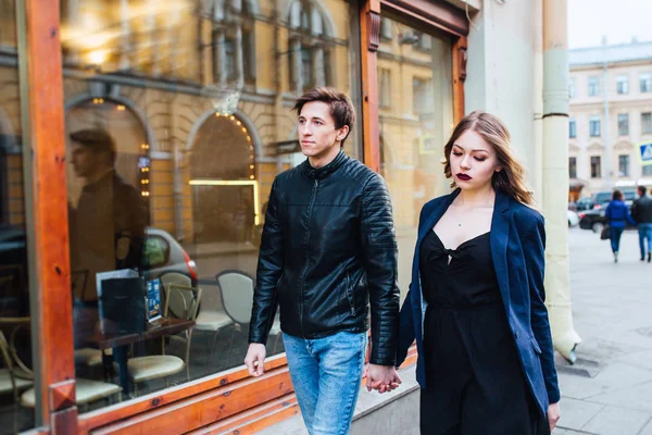 Casal alegre andando pela cidade juntos — Fotografia de Stock