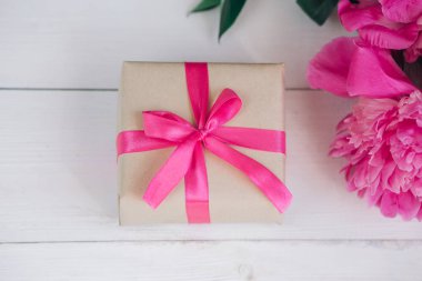 Güzel taze pembe Şakayık çiçeği hediye kutusu ahşap arka plan ile. Peonies yaz. Anneler günü ya da kadın gün