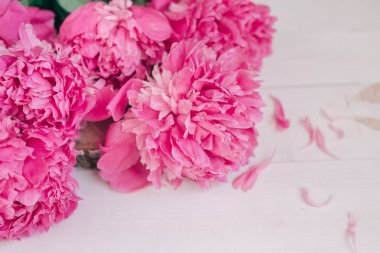 Ahşap bir masa üzerinde pembe peonies buket. Sevgililer Day.Flowers arka plan hediye