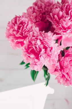 Pembe peonies güzel buket. Çiçekler arka plan