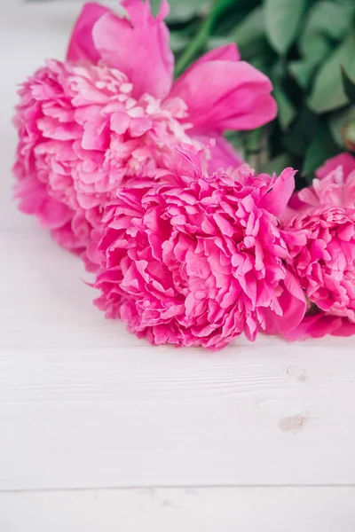 Ramo de peonías rosadas sobre una mesa de madera. Regalo Día de San Valentín Fondo de flores —  Fotos de Stock