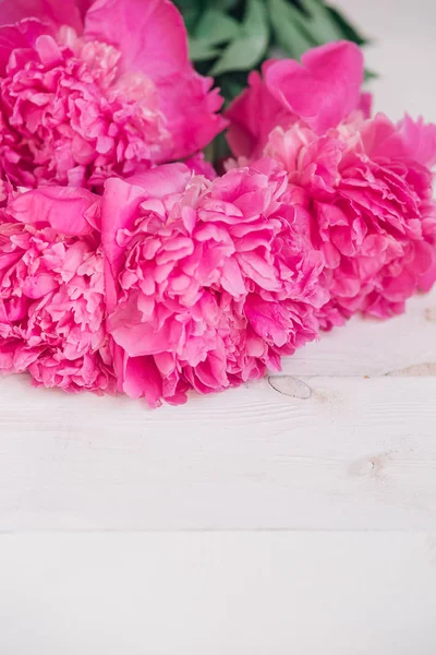 Ramo de peonías rosadas sobre una mesa de madera. Regalo Día de San Valentín Fondo de flores —  Fotos de Stock