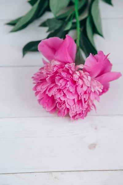 Ramo de peonías rosadas sobre una mesa de madera. Regalo Día de San Valentín Fondo de flores —  Fotos de Stock