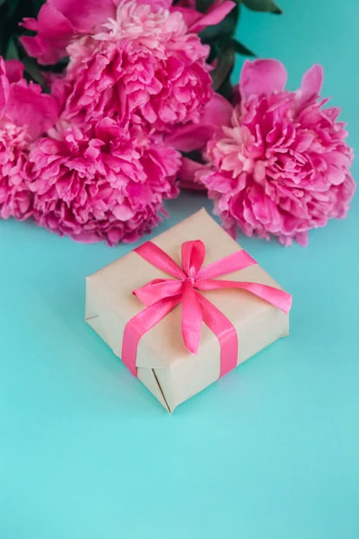 Linda flor de peônia rosa fresca com caixa de presente no fundo de hortelã. Verão das peônias.Dia das mães ou dia das mulheres — Fotografia de Stock