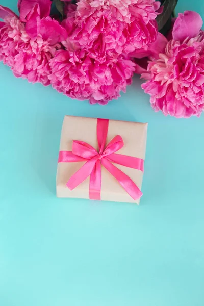 Linda flor de peônia rosa fresca com caixa de presente no fundo de hortelã. Verão das peônias.Dia das mães ou dia das mulheres — Fotografia de Stock