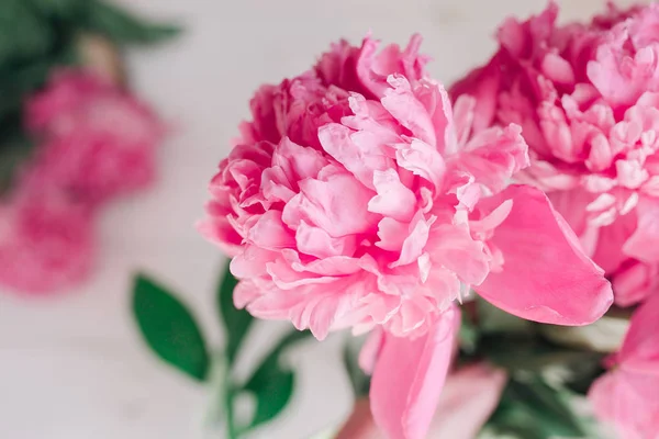 Ramo de peonías rosadas sobre una mesa de madera. Regalo Día de San Valentín Fondo de flores —  Fotos de Stock