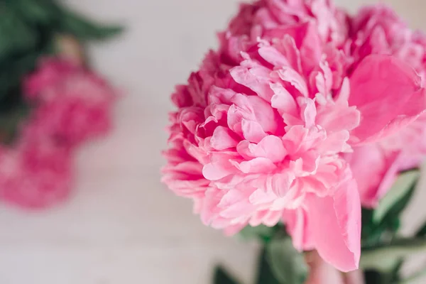 Ramo de peonías rosadas sobre una mesa de madera. Regalo Día de San Valentín Fondo de flores —  Fotos de Stock