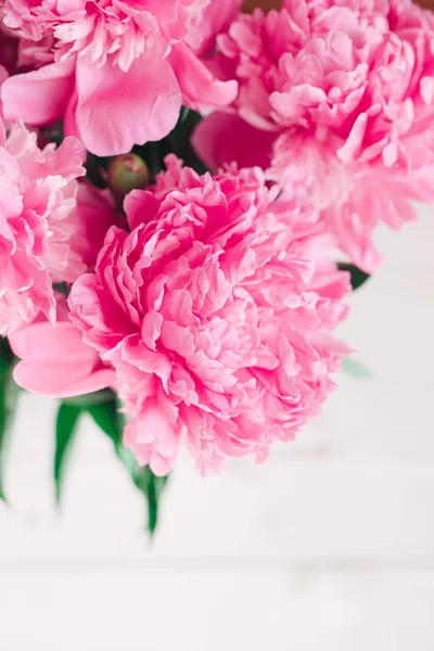 Hermoso ramo de peonías rosadas. Fondo de flores —  Fotos de Stock