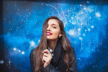 Astronomi Fakültesi öğrenci. Bu büyük dünya keşfetmek. Yıldız şık kadın gece arka planda