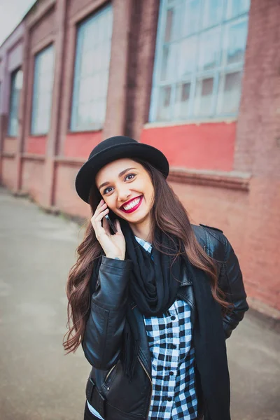 Νεαρή γυναίκα κομψή μιλώντας στο τηλέφωνο σε μια πόλη δρόμο — Φωτογραφία Αρχείου