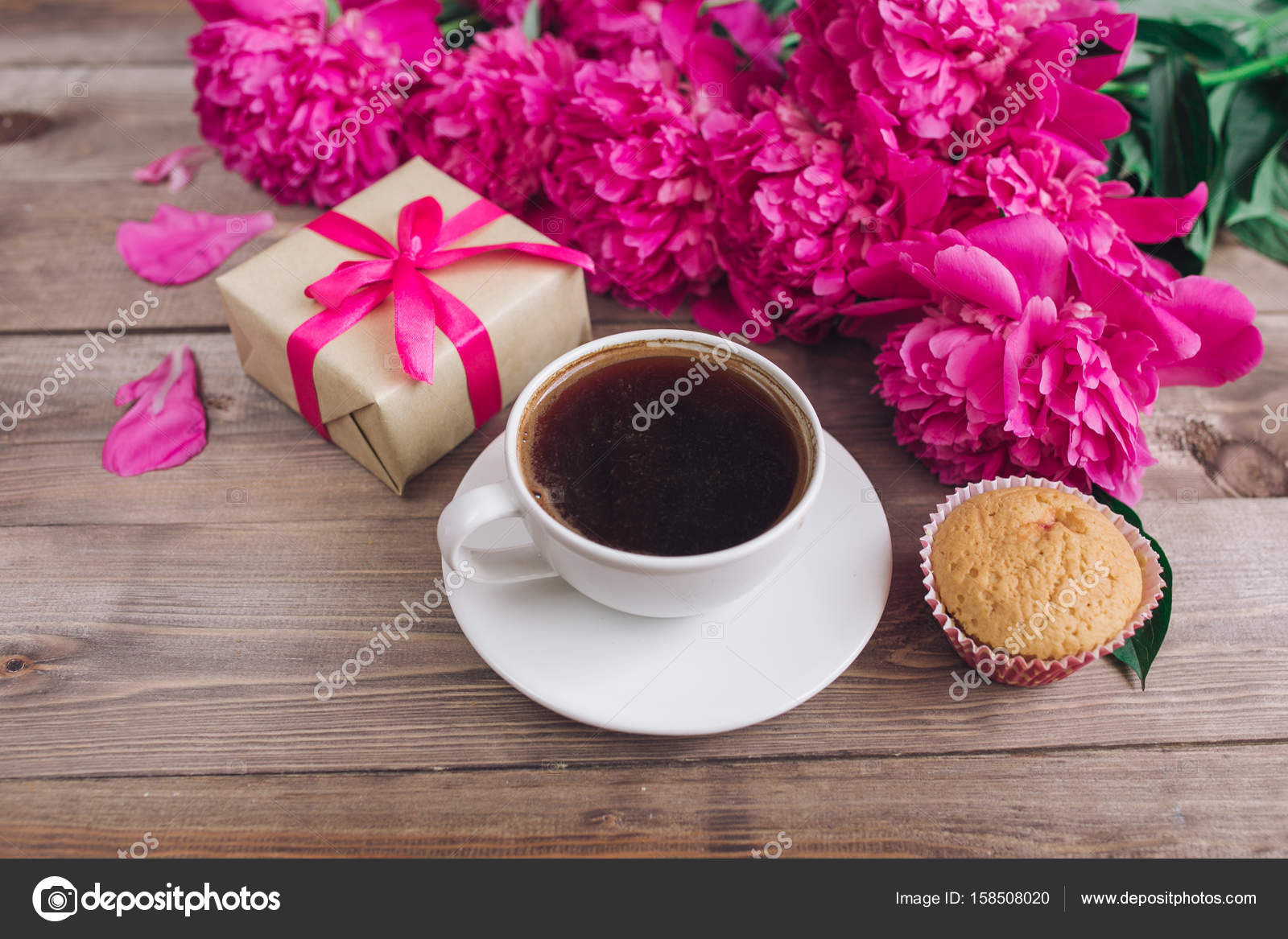 Uma xícara de café, peônias rosa padrão e caixa de presente em fundo de  madeira. Bom dia. Fundo do Dia da Mulher ou da Mãe. Vista superior —  Fotografias de Stock ©