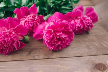 Peonies mesaj yeri olan ahşap arka plan üzerinde satır. Kadın ya da anneler günü arka plan. Üstten Görünüm