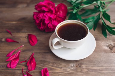 Bir fincan kahve, kırmızı peonies desen ve hediye kutusu ahşap arka plan üzerinde. Günaydın