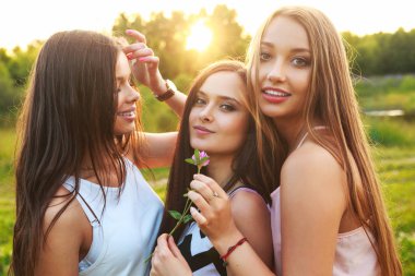 açık havada birbirlerine sarılma ve sunset bulvarında gülüyor üç kadın.