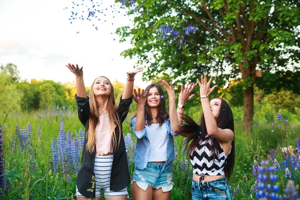 Retrato de amigos sorridentes felizes no fim de semana ao ar livre. Três belas meninas felizes melhores amigos se divertindo, sorrindo e rindo . — Fotografia de Stock