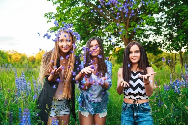 Portret van happy lachende vrienden op weekend buiten. Drie mooie jonge gelukkig meisjes beste vrienden hebben leuke, glimlachen en lachen. — Stockfoto