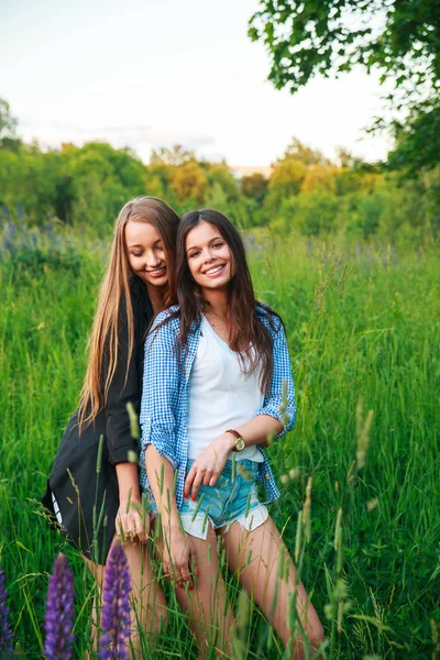 Freundinnen Freundschaft Glück Gemeinschaft Konzept. zwei lächelnde Freunde, die sich im Freien umarmen. — Stockfoto