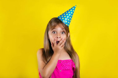 Doğumgününde bir parti şapka giymiş küçük bir kız portresi stüdyo