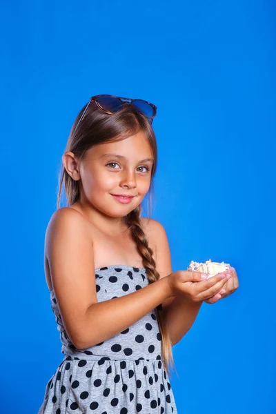 快乐的小女孩，在蓝色背景上的贝壳。暑假和旅行概念 — 图库照片