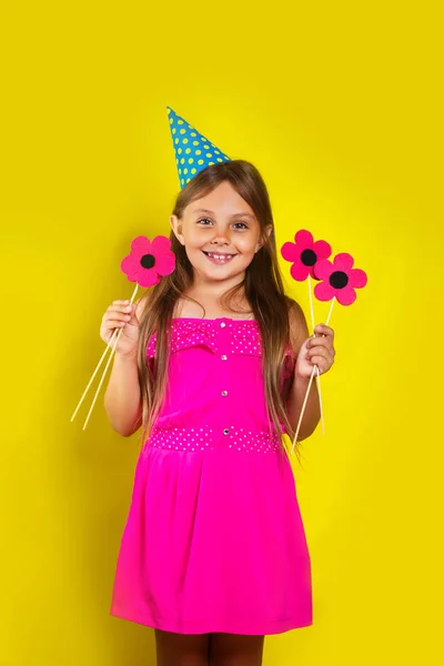 Studio πορτρέτο του ένα μικρό κορίτσι που φοράει ένα καπέλο πάρτι για τα γενέθλιά της — Φωτογραφία Αρχείου