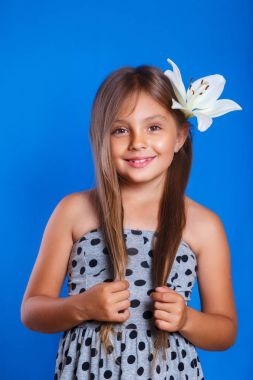 Yaz tatil ve seyahat kavramı. Sevimli genç kız çiçek