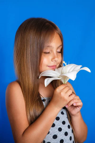 꽃 냄새가 닫힌된 눈을 가진 귀여운 어린 소녀 — 스톡 사진