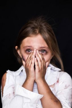 küçük bir kız ağlıyor ve siyahta izole yüzünü kaplayan yakın çekim portresi. Sosyal kavramı