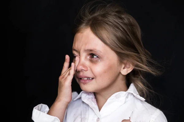 Çocuk istismarı. Üzgün ve yalnız kız ağlıyor — Stok fotoğraf