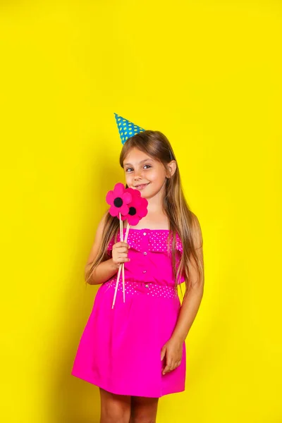 Studio πορτρέτο του ένα μικρό κορίτσι που φοράει ένα καπέλο πάρτι για τα γενέθλιά της. — Φωτογραφία Αρχείου