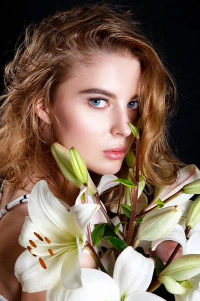 Moda Belleza Modelo Chica con Flores Pelo. Maquillaje natural perfecto y estilo de pelo —  Fotos de Stock