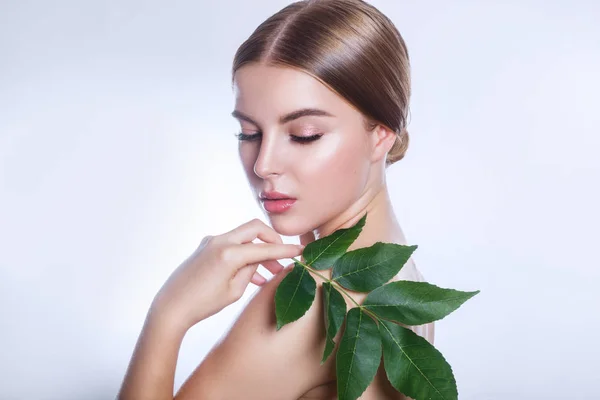 Cosmético orgânico. Retrato de rosto de mulher bonita com folha verde, conceito para cuidados com a pele ou cosméticos orgânicos — Fotografia de Stock