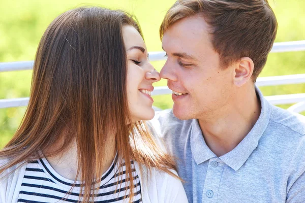 Stilig man och sin vackra hustru är kramar och ler medan stående i park — Stockfoto