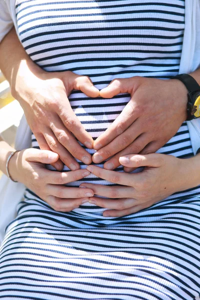 Karın hamile bir kadının dokunaklı adam