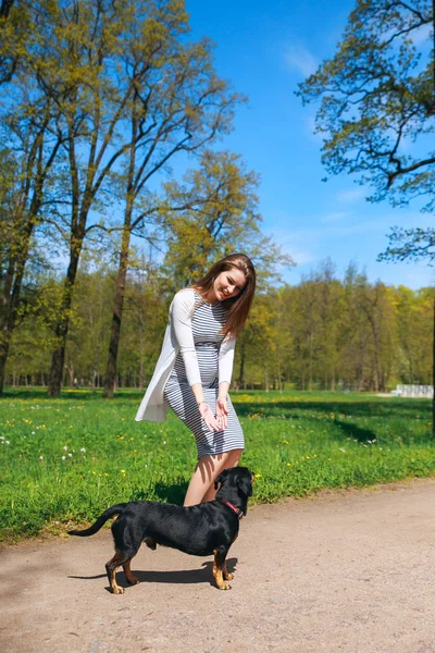 Gravid kvinna poserar i parken — Stockfoto