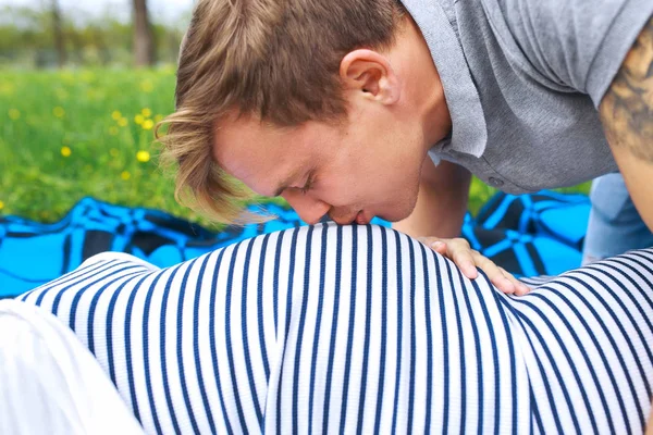Портрет молодого щасливого чоловіка, який цілує живіт своєї вагітної дружини — стокове фото
