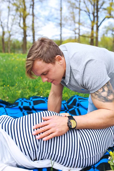 Aanraken van de buik van een zwangere vrouw man — Stockfoto